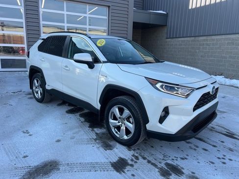 Used 2021 Toyota RAV4 XLE Premium image 3