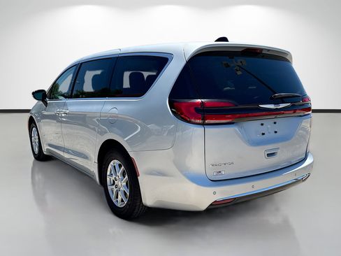 Used 2024 Chrysler Pacifica Touring-L FWD image 5