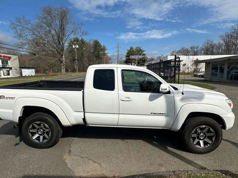 Used 2014 Toyota Tacoma 4x4 Access Cab V6 w/ TRD Sport Package image 4