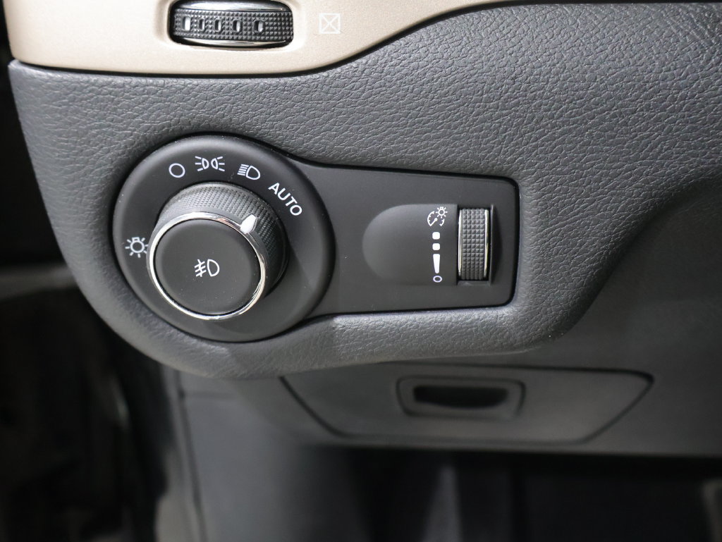 Used 2018 Jeep Cherokee Latitude w/ Cold Weather Group FWD image 30