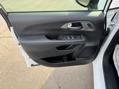 Used 2025 Chrysler Pacifica Select FWD image 7
