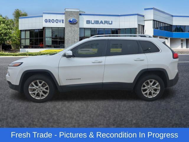 Used 2018 Jeep Cherokee Latitude Plus w/ Cold Weather Group AWD/4WD image 2