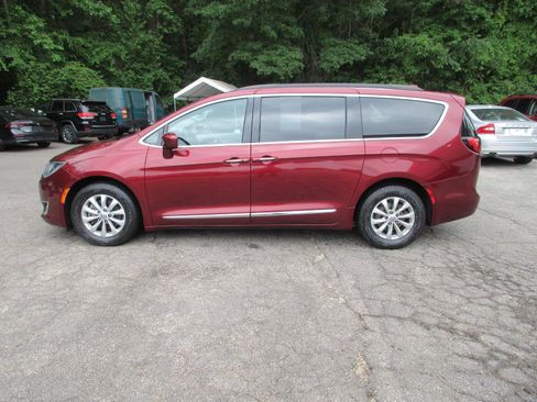 Used 2017 Chrysler Pacifica Touring-L FWD image 2