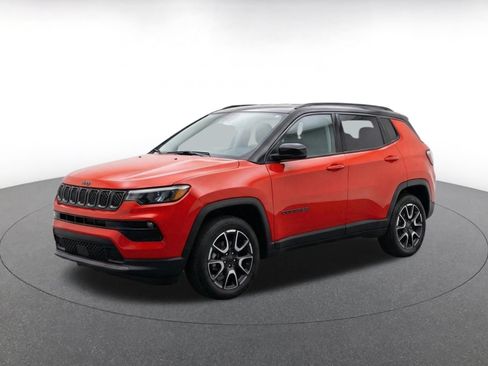 Used 2025 Jeep Compass Trailhawk AWD/4WD image 3