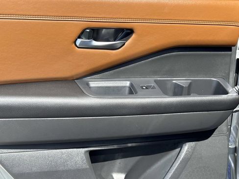 Used 2024 Nissan Pathfinder Platinum w/ Black Appearance Package image 14