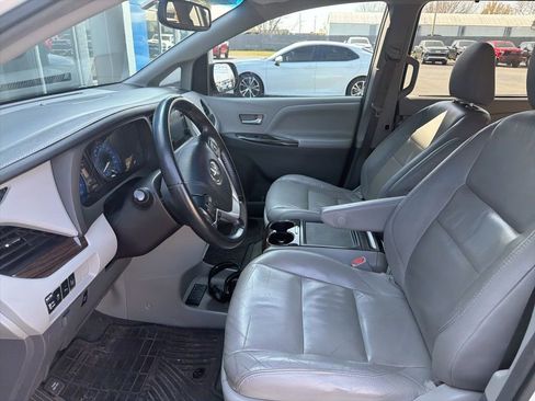 Used 2015 Toyota Sienna XLE w/ XLE Navigation Package image 5