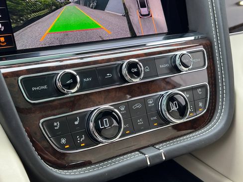 Used 2023 Bentley Bentayga Extended Wheelbase AWD/4WD image 29