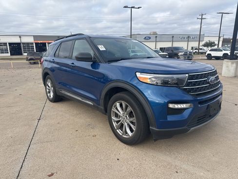 Used 2020 Ford Explorer XLT w/ Equipment Group 202A image 3