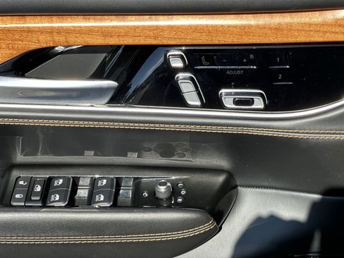 Used 2022 Jeep Grand Wagoneer Series III w/ Rear Seat Video Group 1 AWD/4WD image 16