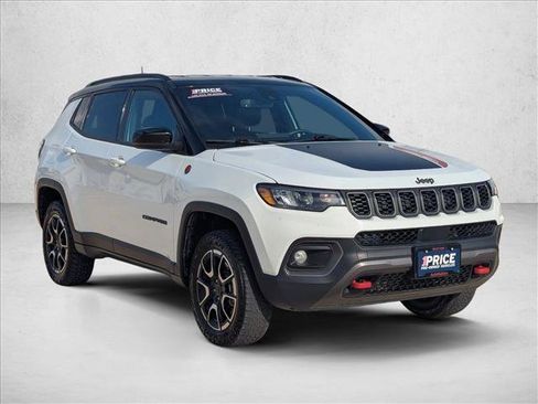 Used 2025 Jeep Compass Trailhawk AWD/4WD image 3