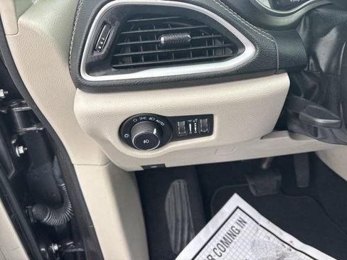 Used 2022 Chrysler Pacifica Touring-L w/ Uconnect Theater Family Group image 19