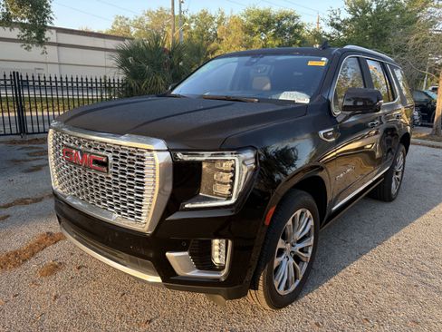 Used 2021 GMC Yukon Denali w/ Denali Premium Package image 3