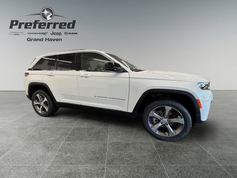 New 2026 Jeep Grand Cherokee Limited w/ Trailer Tow Package AWD/4WD image 9
