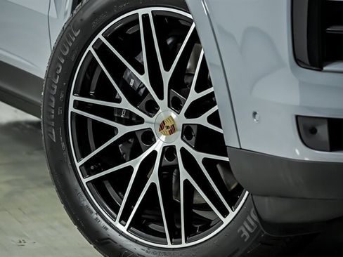 Used 2025 Porsche Cayenne AWD/4WD image 3