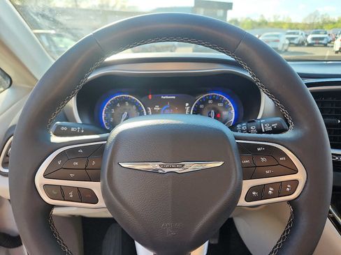 Used 2023 Chrysler Pacifica Touring-L FWD image 18