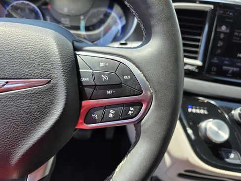 Used 2023 Chrysler Pacifica Touring-L FWD image 19
