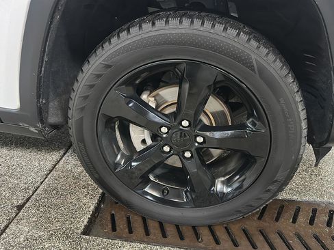 Used 2023 Jeep Grand Cherokee Altitude image 11