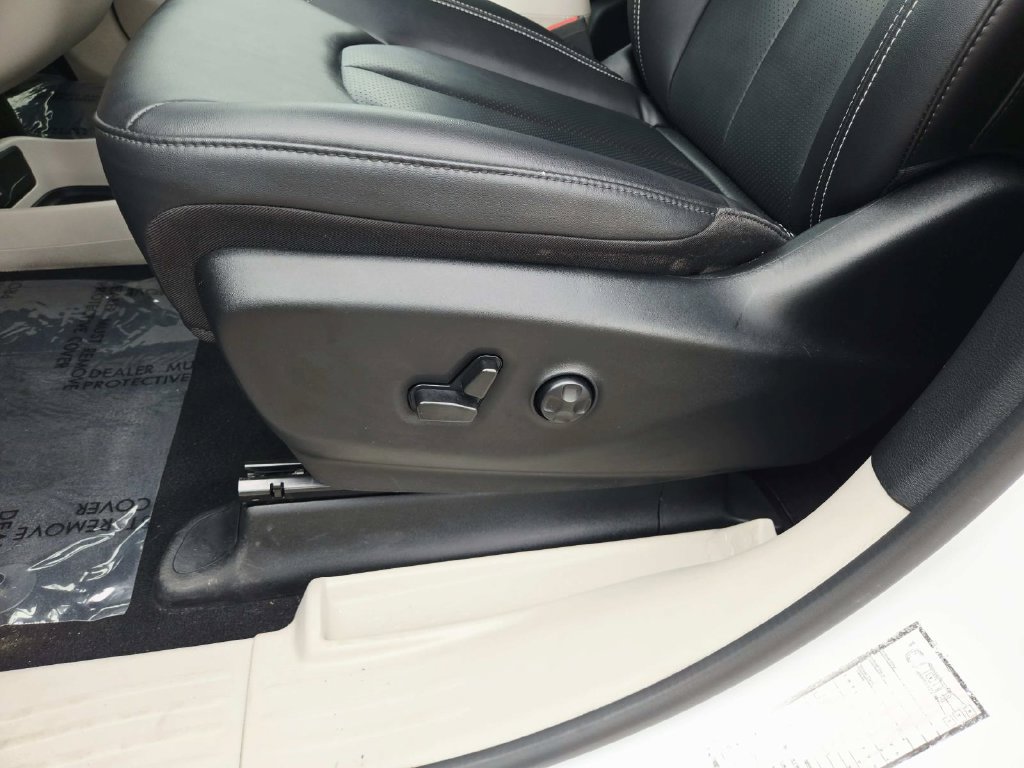 Certified 2024 Chrysler Pacifica Touring-L FWD image 38