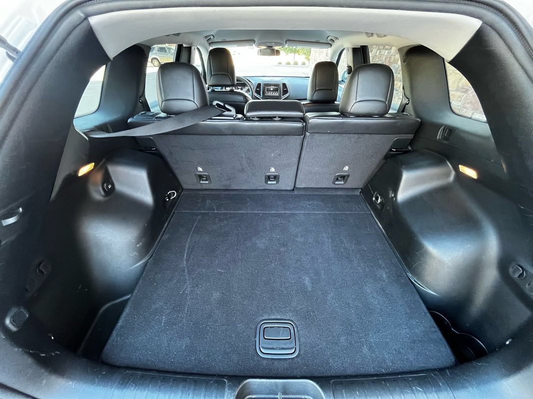Used 2019 Jeep Cherokee Latitude Plus AWD/4WD image 14