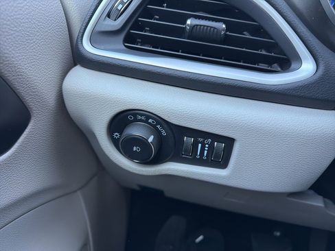 Used 2024 Chrysler Pacifica Touring-L image 23