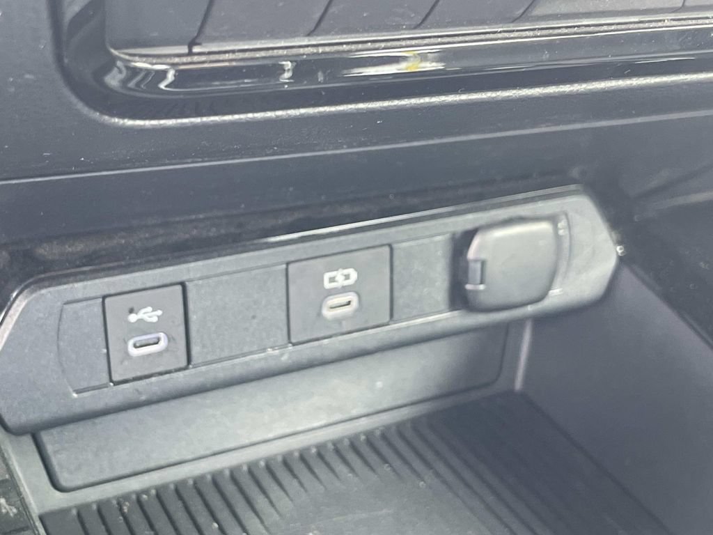 Used 2025 Toyota Prius LE FWD image 22