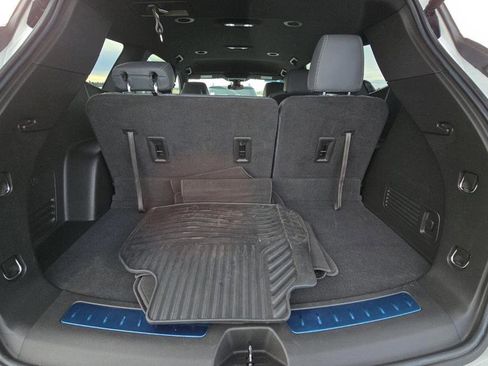 Used 2023 Buick Enclave Essence image 8