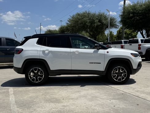 Used 2025 Jeep Compass Trailhawk AWD/4WD image 5