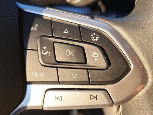 Certified 2022 Volkswagen Taos SEL w/ Panoramic Sunroof Package image 17