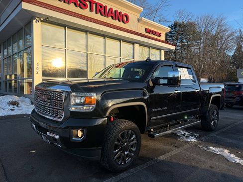Used 2018 GMC Sierra 2500 Denali image 2