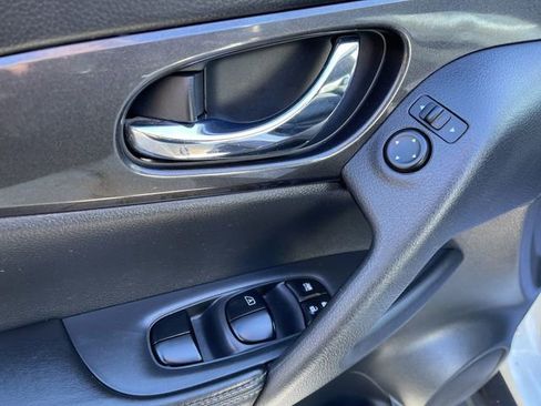 Used 2017 Nissan Rogue S image 22