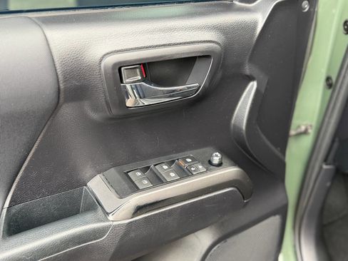 Used 2021 Toyota Tacoma TRD Sport image 5