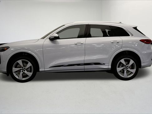 Used 2025 Audi Q5 Premium Plus w/ Premium Plus image 2