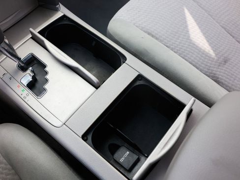 Used 2010 Toyota Camry LE FWD image 39