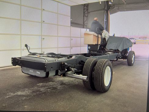 Used 2027 Ford E-450 and Econoline 450 Super Duty w/ Gaseous Engine Prep Package RWD image 2