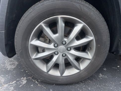 Used 2018 Jeep Cherokee Limited AWD/4WD image 2