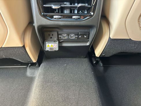 New 2025 Jeep Grand Cherokee Limited image 9