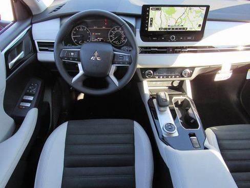 New 2025 Mitsubishi Outlander SE image 10