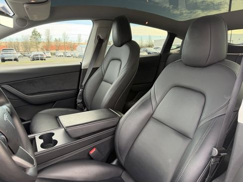 Used 2022 Tesla Model Y Long Range image 15