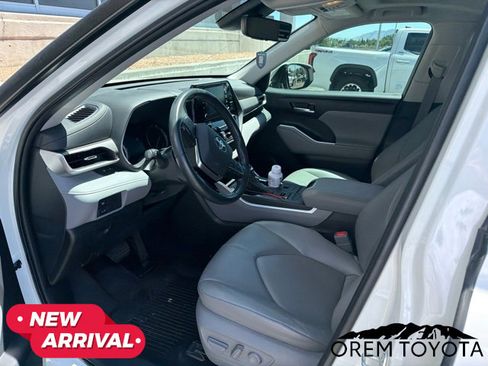 Used 2021 Toyota Highlander XLE AWD/4WD image 10