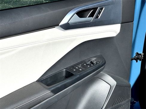 Certified 2025 Volkswagen Taos SE image 12