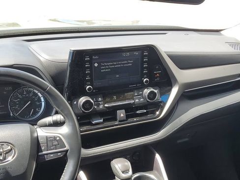 Used 2022 Toyota Highlander XLE AWD/4WD image 26