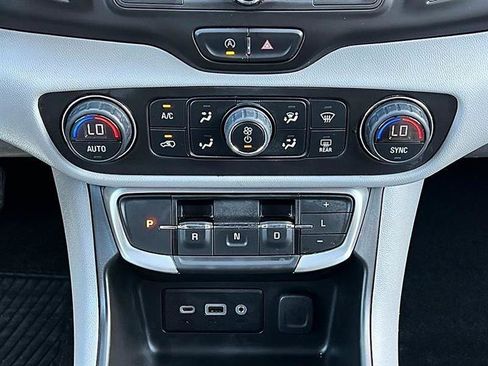Used 2022 GMC Terrain SLE w/ Driver Convenience Package FWD image 34