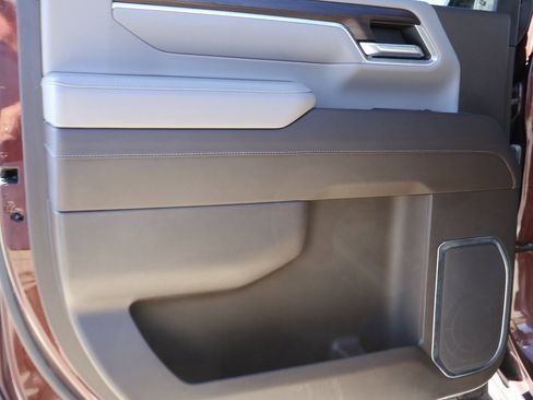 Used 2024 GMC Sierra 2500 SLT w/ SLT Premium Package image 16