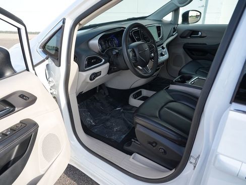 Used 2023 Chrysler Pacifica Touring-L FWD image 13