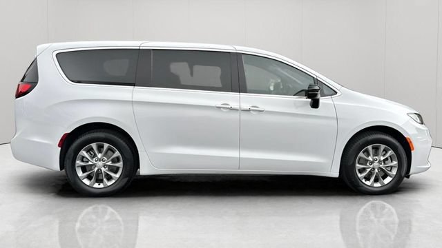 New 2025 Chrysler Pacifica Select AWD/4WD image 6