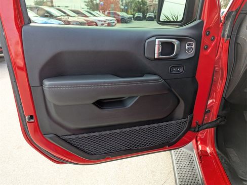 Used 2018 Jeep Wrangler Unlimited Sahara image 18