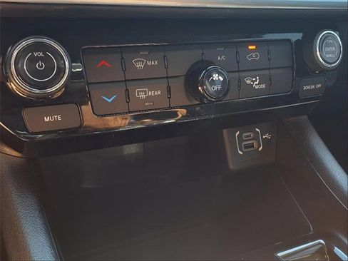 Used 2022 Jeep Compass Latitude image 23