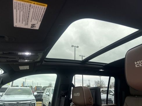 Certified 2025 Chevrolet Suburban High Country image 17