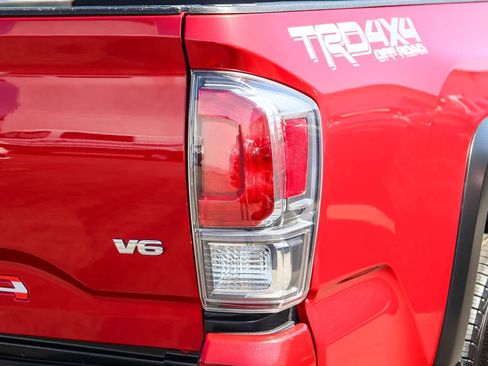 Used 2022 Toyota Tacoma TRD Off-Road w/ TRD Premium Off Road Package AWD/4WD image 7