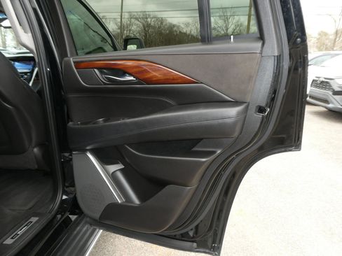 Used 2016 Cadillac Escalade Luxury image 28